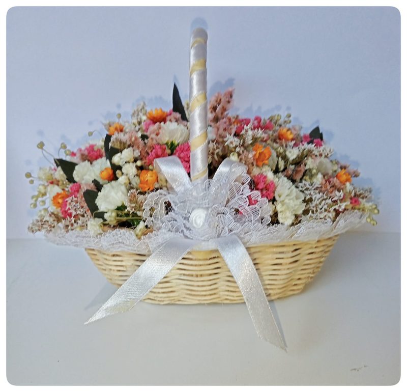 Cesta blanca con flores