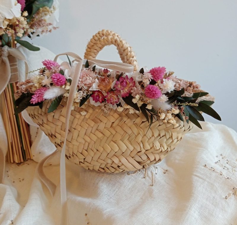 Cesta de mimbre con flor preservada