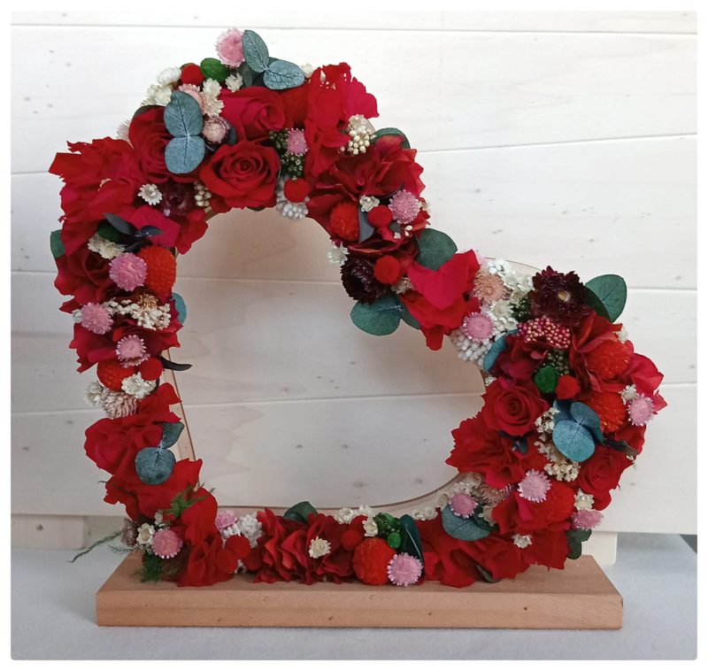 Corazón de flor preservada con rosas rojas