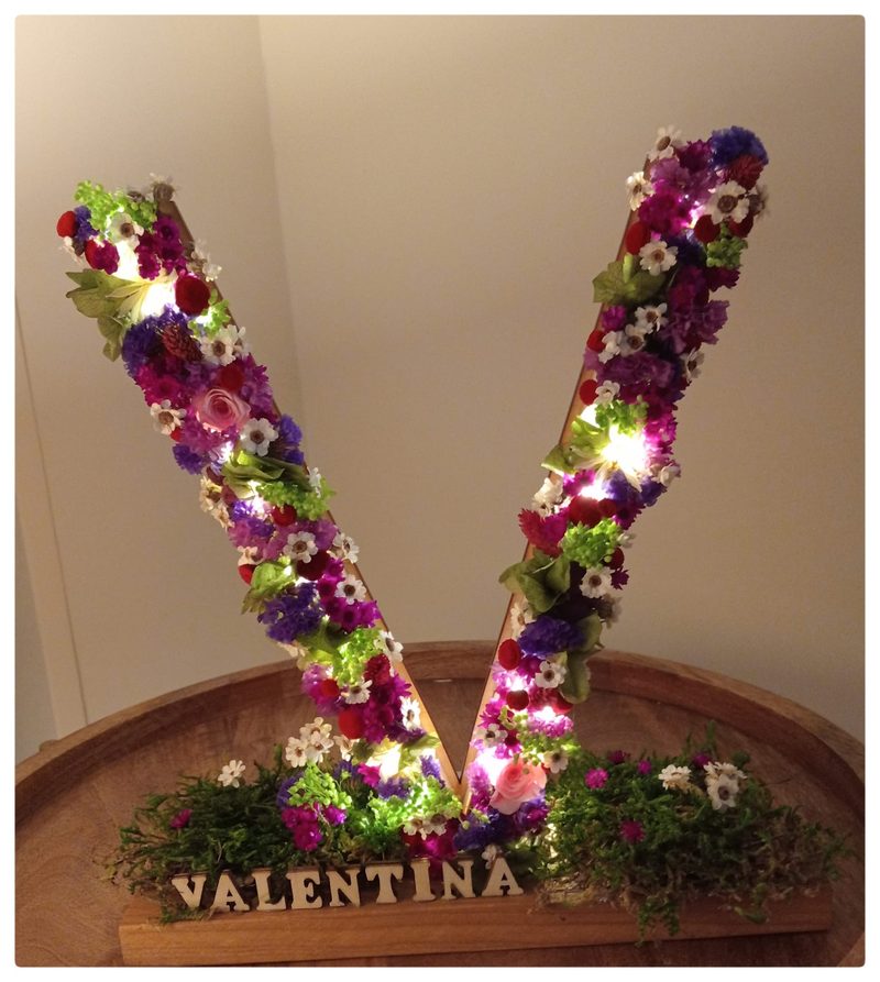 Letra V floral iluminada