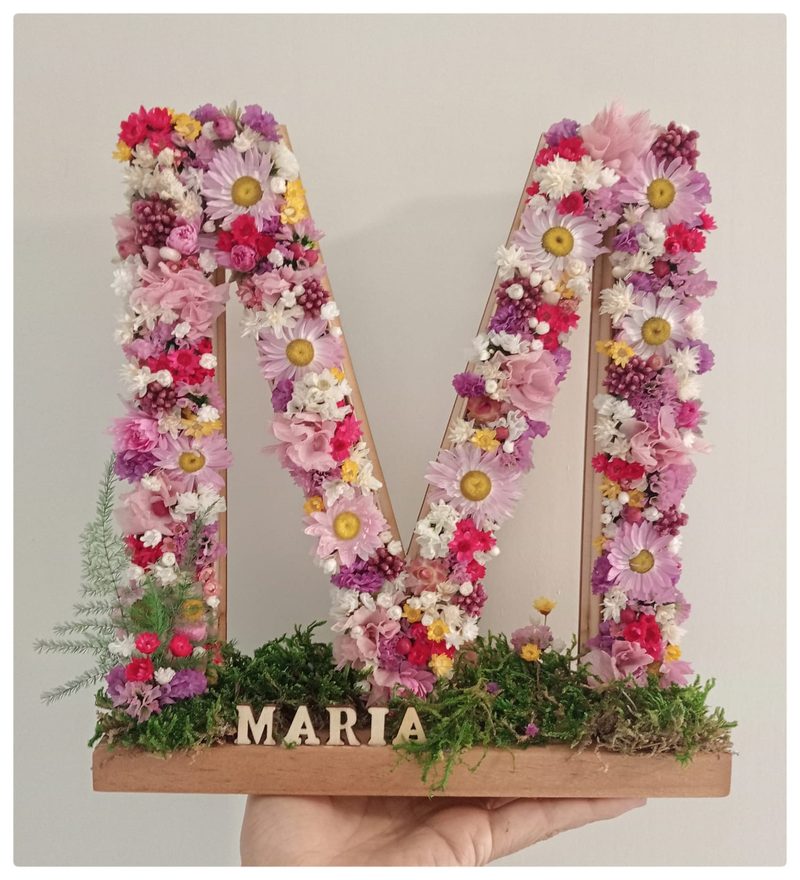 Letra M floral rosa