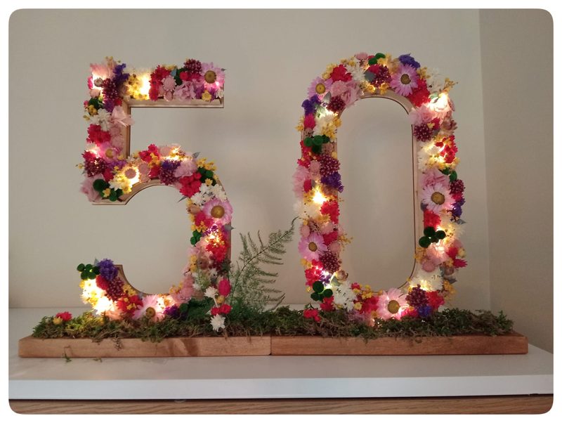 Número floral iluminado para aniversario