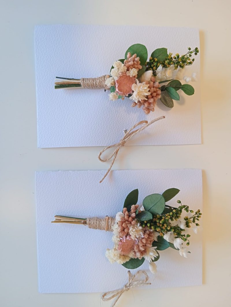 Prendidos de flor preservada para los novios