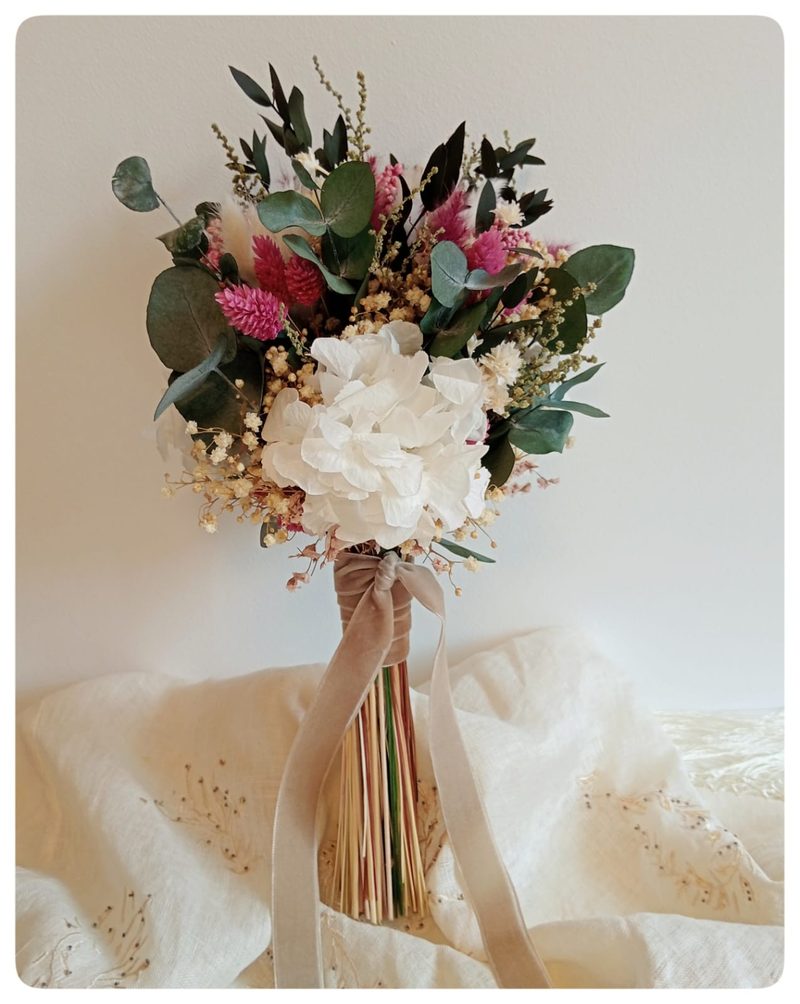 Composición blanca con hortensia
